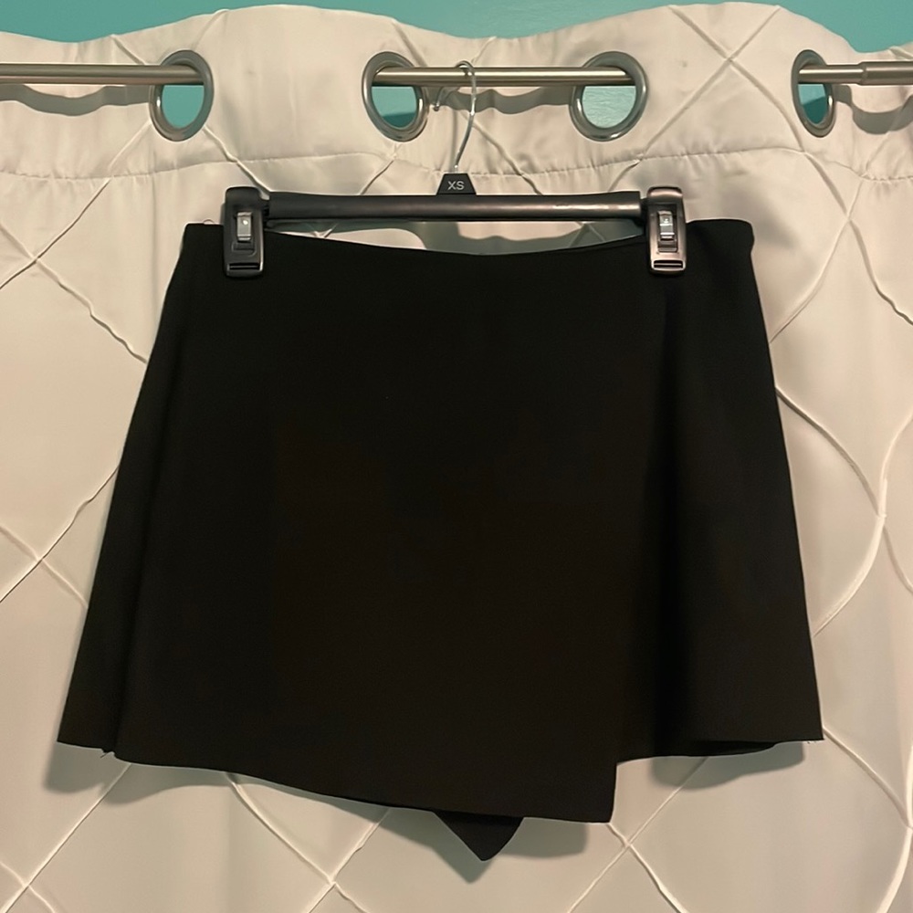 Dress Forum Black Shorts (Size M)